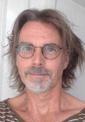 VI VILL VETA HUR CELLERNA KAN VRIDA ÅLDERSKLOCKAN TILLBAKA THOMAS NYSTRÖM Thomas Nyström, professor inom mikrobiologi.