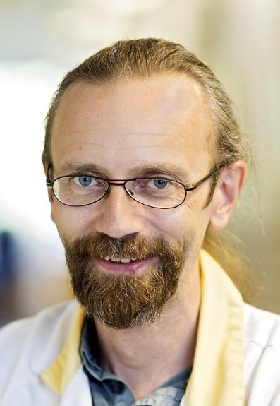 VI FÖRBÄTTRAR DIAGNOSTIKEN FÖR HJÄRNSJUKDOMAR HENRIK ZETTERBERG Henrik Zetterberg, professor i neurokemi vid Göteborgs universitet och University College London samt överläkare i klinisk kemi vid