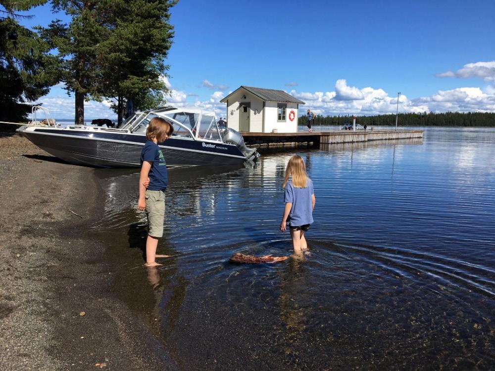 Resultaten visar två saker. I likhet med vuxna så vistas barn oftare i naturen i samband med längre ledigheter och mindre ofta på vardagar.