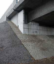 4.4 Broar och landfästen Utformning av broar inom järnvägsplanen ska styras av deras funktion samt omgivningens karaktär.