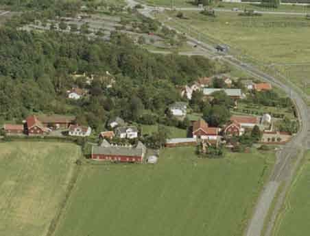 På Åby slätt och Solängen styckades ett större antal villatomter mitt ute på åkermarken utan