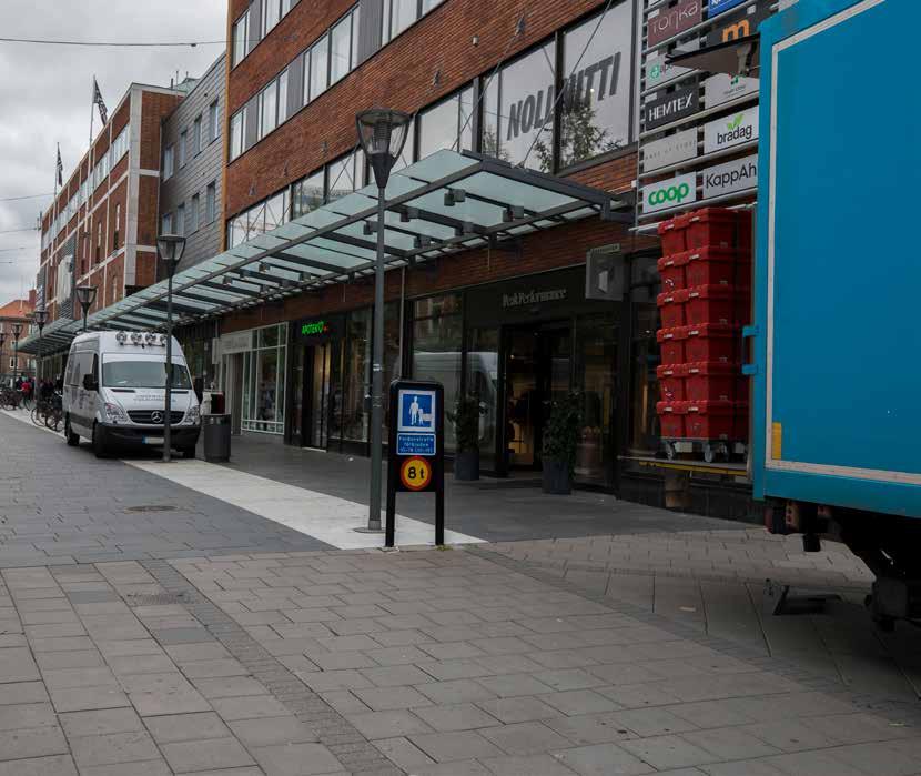 Utmaningar Godsleveranser på gågatan före kl. 10. Foto: Fredrik Larsson. Miljökvalitetsnormerna för kvävedioxid, (NO2) överskrids i centrala Umeå.