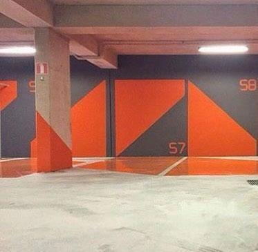 För att hålla en öppen och grön gårdsmiljö har därför merparten av parkeringsbehovet tillgodosetts av ett parkeringsgarage med infart från kvartersgatan.