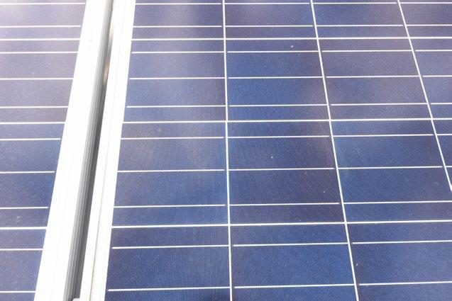 10 Systemuppbyggnad av solcellsinstallationer Växelriktare på paneler Det finns en typ av solcellsmodul som omvandlar likspänning till växelspänning uppe vid panelen.