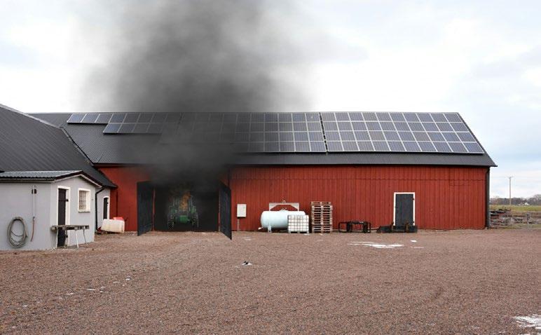 OPERATIV METODIK VID INSATSER DÄR DET FINNS SOLCELLSANLÄGGNINGAR 39 Praktikfall 2: Lada med solcellsmoduler En traktor som står inne i ladugårdsbyggnad brinner. Ladan har solcellsmoduler på taket.