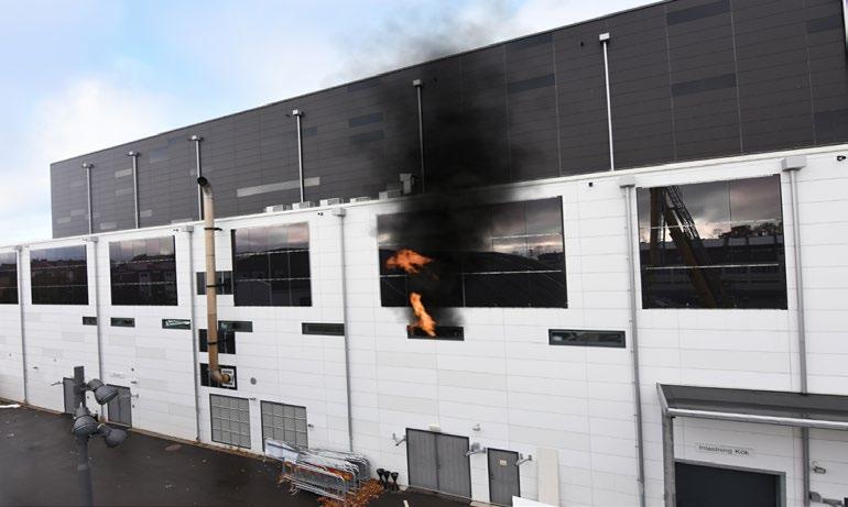 OPERATIV METODIK VID INSATSER DÄR DET FINNS SOLCELLSANLÄGGNINGAR 41 Praktikfall 3: Byggnad med solcellspaneler på vägg Det brinner i ett kök på en större arena.