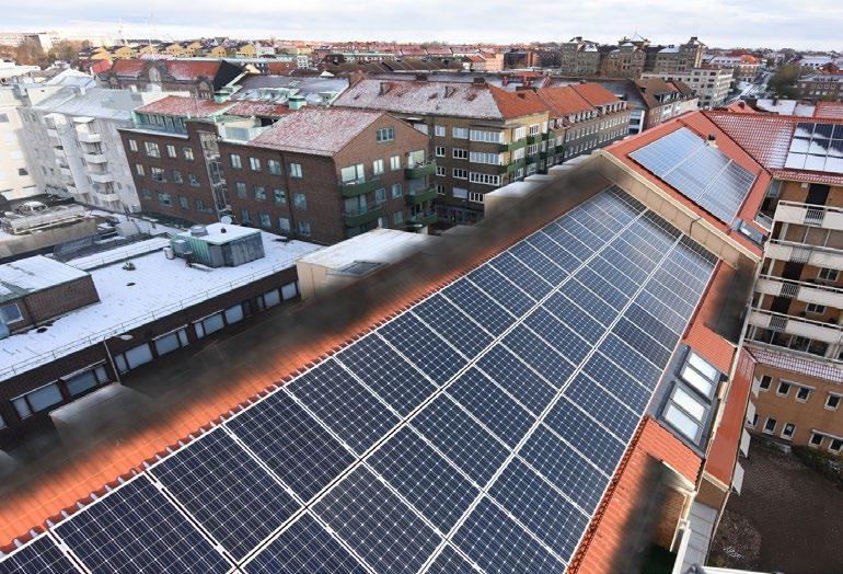 OPERATIV METODIK VID INSATSER DÄR DET FINNS SOLCELLSANLÄGGNINGAR 45 Praktikfall 5: Stor solcellsanläggning på ett flerfamiljshus Du kommer fram till en lägenhetsbrand och det ryker från takfoten på