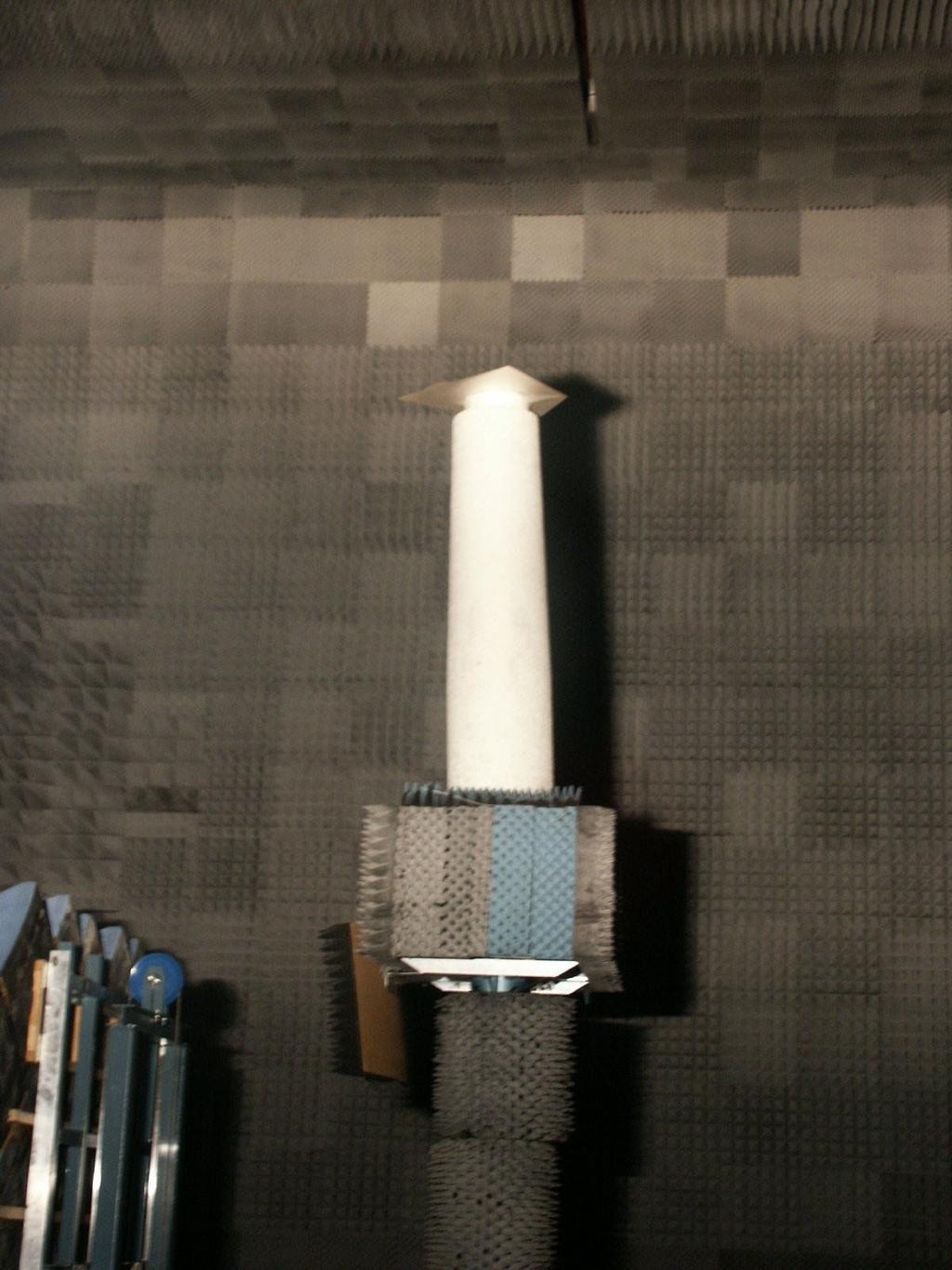 Eikon Frigolitmast Vridbord Figur 5. Bild, tagen tvärs belysningsriktningen, på mätuppställningen i Stora mäthallen.