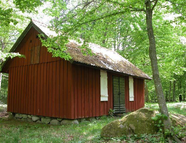 Det bruna huset med grästak, den s.k. hembygdsstugan, är byggd av den kände konstnären Pehr Hörbergs (1746 1816) far, avdankade soldaten Åke Hörberg ca 1790 i Bisterhult, Virestad socken.