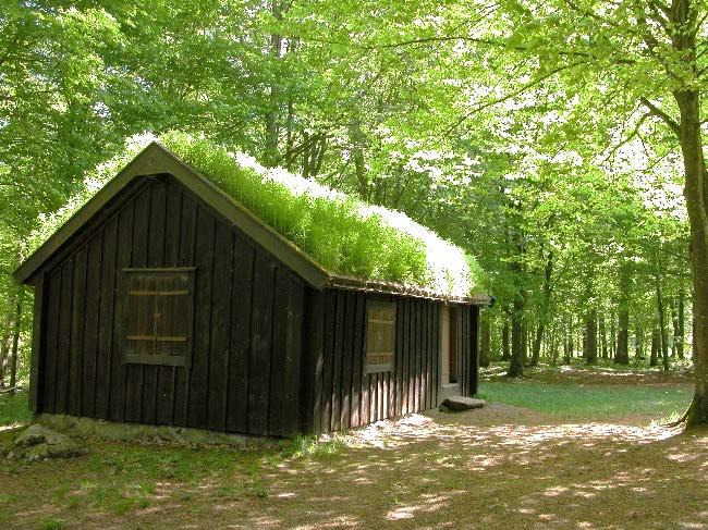 Den har använts både som boende men också som affär och sportstuga (boende på sommarhalvåret) innan den kom att bli hembygdsföreningens första museum och flyttades 1957.