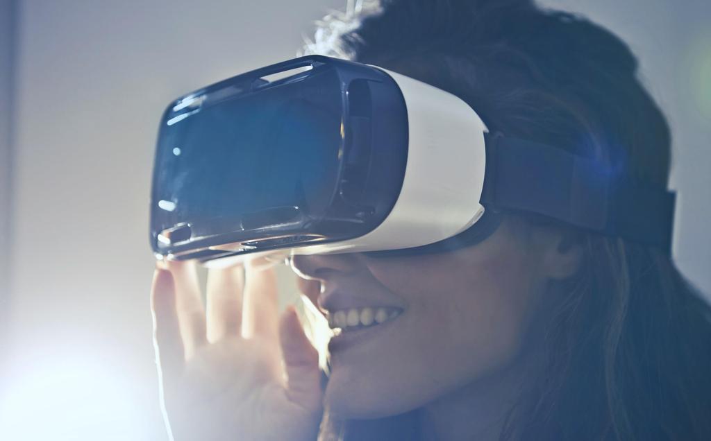 världen Visualisera Instruera Interagera VR Ersätter fysisk verklighet med