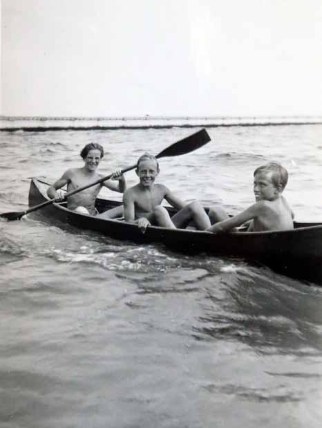 Vem paddlar canadensaren? Vi vet att det är Gunnar Holmdahl i mitten och att i fören sitter Jan Forkman. Men vem som paddlar kan vi inte lista ut.
