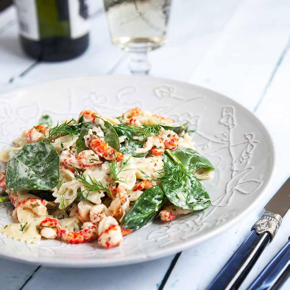 PASTA FARFALLE med kräftstjärtar och dill Ca 20 min Pasta 2 port pasta ½ rödlök Olivolja* 1 dl creme fraiche ½ färsk dill Rivet skal av ½ citron ½ msk citronsaft 1 krm svartpeppar* 1 ask