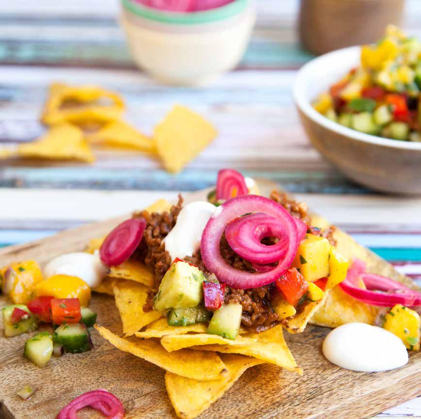 PULLED OUMPH TACO med mango- och chilisalsa Ca 30 min Salsa ½ gurka 1 avokado ¼ rödlök ½ tsk riven ingefära ½ färsk persilja 1 mango Saft och skal från ½ lime ½ tsk honung* ¼ tsk chiliflakes* Taco 1