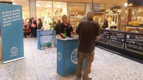 IOGT-NTO-föreningen håller i lokal, varmt tevatten och en gästbok Gästerna tar med sig en tekopp och tio småkakor. Till den förening som samlar flest gäster vinner 10.