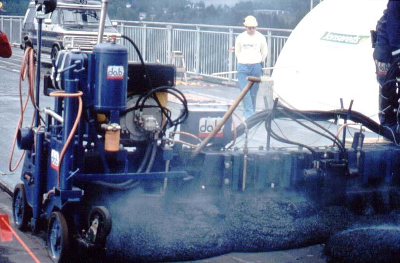 Figur 3.4 Utläggning av gjutasfalt på bro. Foto: Domiflex AB. 3.5 Problem och möjligheter Avsnitten i detta kapitel behandlar en del viktiga aspekter rörande tätskikt till betongbroar.