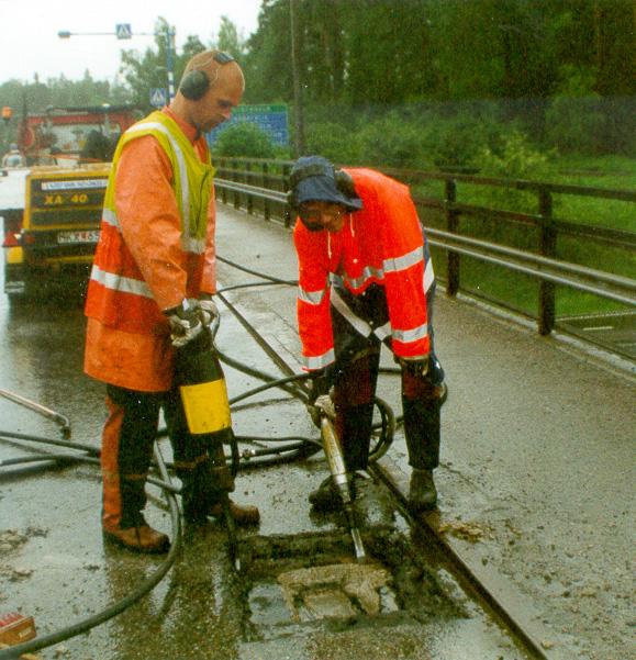 liggande beläggningslager eller om delamineringen innehåller vatten, t.ex. beroende på läckage, kan inte avgöras i dagsläget, Møller (2011). 3.5.