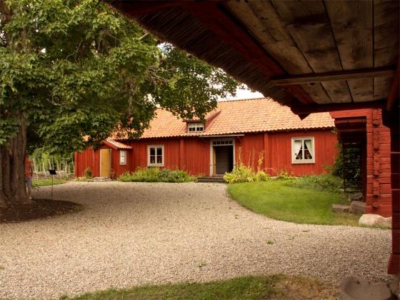 En av landet bäst bevarade prästgårdar visar hur kaplanen (kyrkoherdens medhjälpare) till närliggande Härkeberga kyrka bodde. Det är Nordiska museet som äger gården men den drivs av Härkeberga Gille.