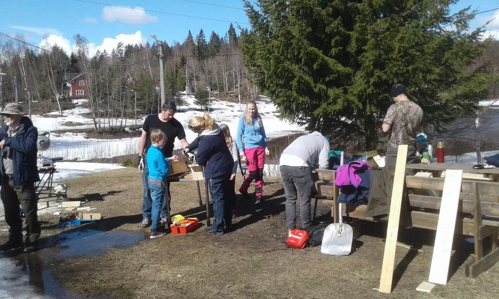 Fiskdammen Under sommaren har vi röjt och avverkat runt motionsspåret. Tagit bort ett antal träd. Under hösten fick vi ansvara för tömningen av dammen.