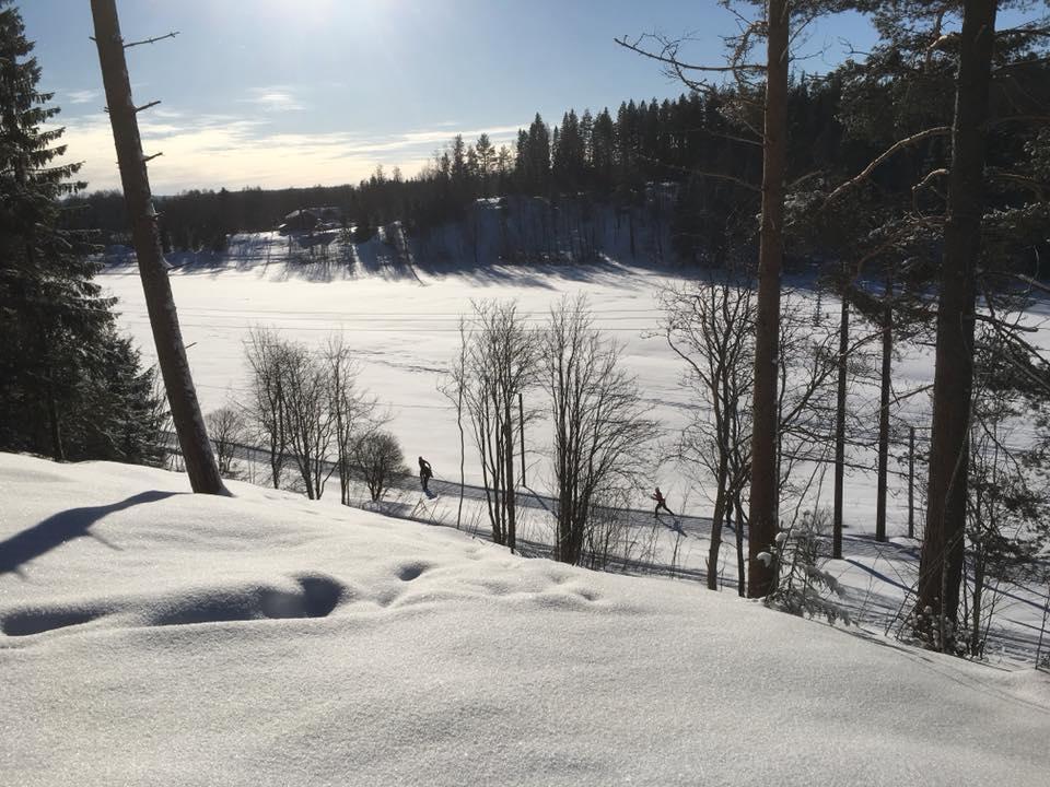 Längdskidor Snön kom, kom. Vi spårade o packade. Vi drog spår och jobbade hårt med att hålla spåren öppen. Många var det som åkte.