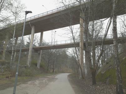 den övre nivån, men under bron/på markplan