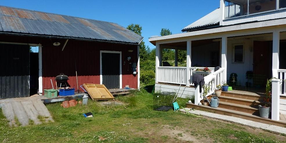3.5 Gällsta 28:2 Brunnen på fastigheten Gällsta 28:2 på åsen, söder om vägen, ligger i vinkeln mellan husen, se Figur 22 och Figur 23.