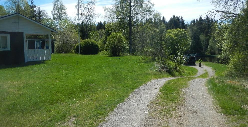 Bilaga 3 (2/16) 2 Milsbro 2.1 Fastighet Milsbrokvarn 1:2 Den bergborrade brunnen är placerad under uthuset på tomten, sydost om sommarhuset och parallellt med betongdammen.