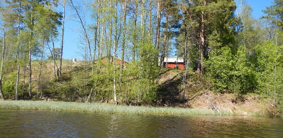 Bilaga 3 (5/16) Figur 6. Djupet ned till vattenyta från ö.k. brunnsring är 8,2 meter. Figur 7. Slänt mot ån. 2.