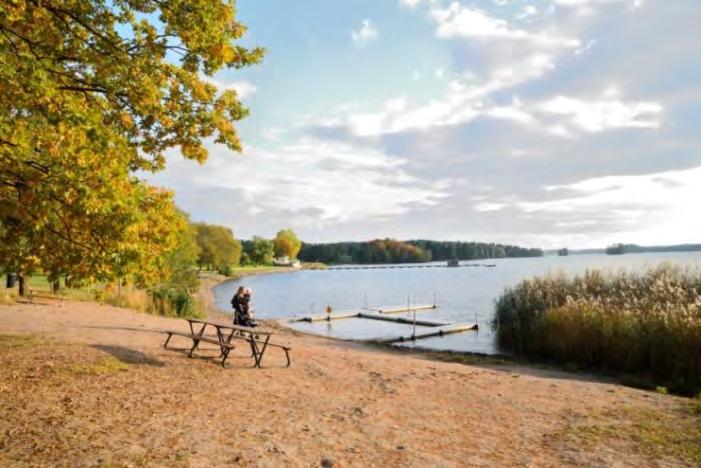 Fritidsaktiviteter på orten består främst av fiske, natur- och båtliv. Det finns även en fotbollsplan och den gamla banvallen som är fin att promenera på.