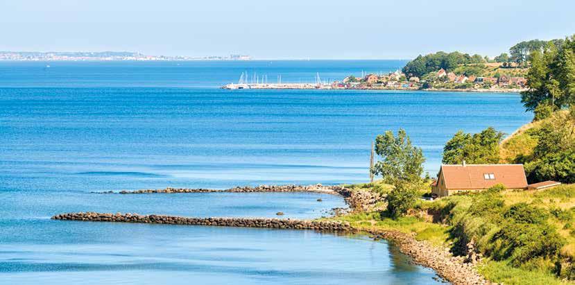 Sandbergsslingan En hisnande vacker tur längs kustbranterna mellan Sjöhusen och Rustningshamn och in i det böljande odlingslandskapet mot Hildesborgs gård.