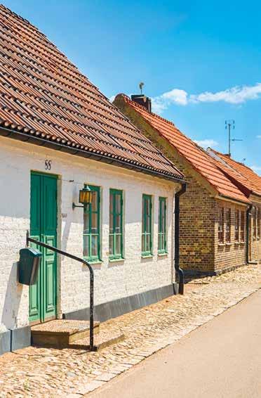 Och på stejlebacken nedanför Nedre gatan 68 står en handpump kvar, på den tomt där bröderna Borste uppförde Borstahusens allra första hus.