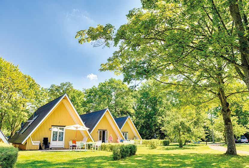 Semesterby Somna gott till böljor som slår längs strandkanten och vakna som en ny människa. Våra semesterhus & stugor har 4-7 bäddar.
