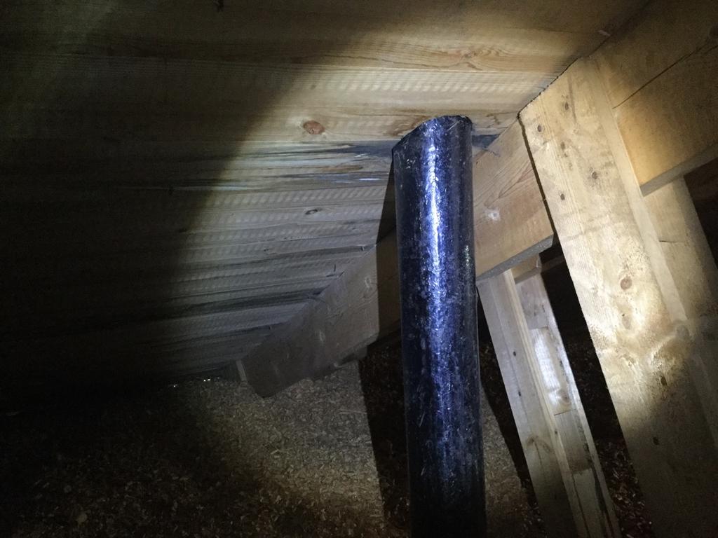 FORTSATT TEKNISK UTREDNING Entréplan Pannrum Betong som är blågrå. De flesta sten baserade byggnadsmaterial innehåller låga halter av radium och ger inga radonproblem.
