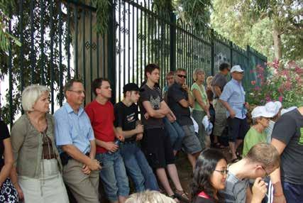 Vi vandrar sedan in i Gamla Jerusalem via Sion porten och kommer in i de vackra judiska kvarteren med de intressanta utgrävningarna av Cardo.