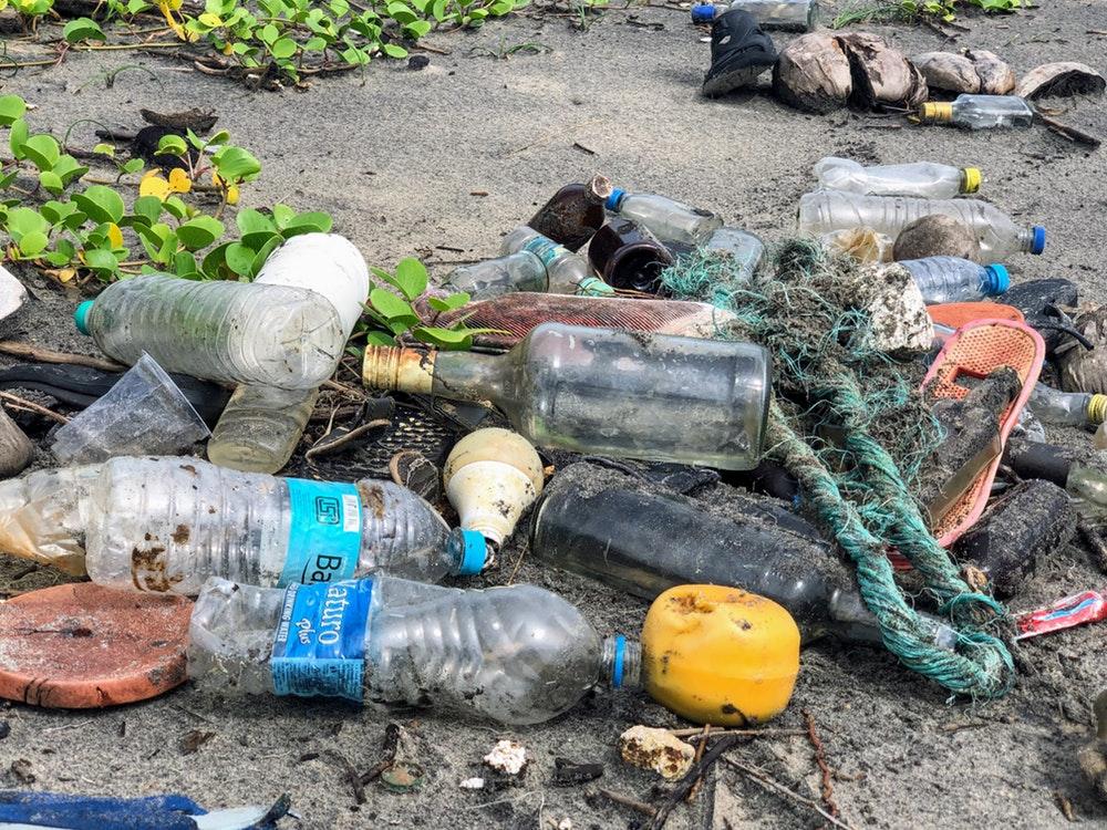 Cirka åtta miljoner ton plast hamnar i våra hav varje år och