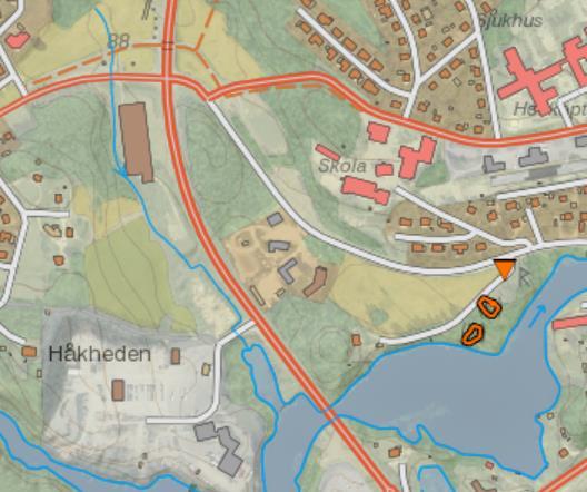 50 meter NV om gårdstomten, 430 meter från vattenuttaget, finns ett vägmärke (RAÄ-nr Fryksände 49:1) av typen milstolpe i kalksten och med en höjd på 0,72 meter. Samtliga lämningar framgår av Figur 5.