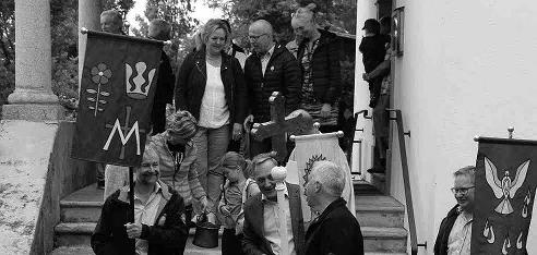 Kehrsiten Aus dem Leben der Kapellgemeinde Chäfersunntig - eine langjährige Tradition in Kehrsiten Der Chäfersunntig ist ein wichtiger Bestandteil im Leben der Kehrsiterinnen und Kehrsiter.