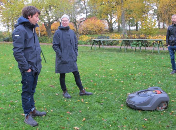 Robotgräsklippare Workhop med Peter och Engla Ragnarsson, båda trädgårdsmästare på Engelsbergs bruk i Fagersta kommun i Västmanland. Peter och Engla demonstrerade hur en robotgräsklippare fungerar.