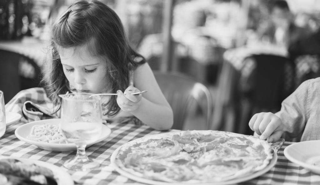 Välkommen till Trattoria Venezia Venezia öppnades 1974 av Carlo Buratti och Ioannis Papadopolous. Då var pizza något nytt, men något man kanske hade provat på semestern.