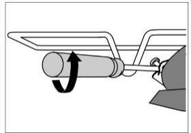 Placera spettets handtag på det främre stödet för spettet och sätt in spetsen i öppningen på höger sida av den bakre väggen i ugnen (öppningen skyddas med ett roterande lock).