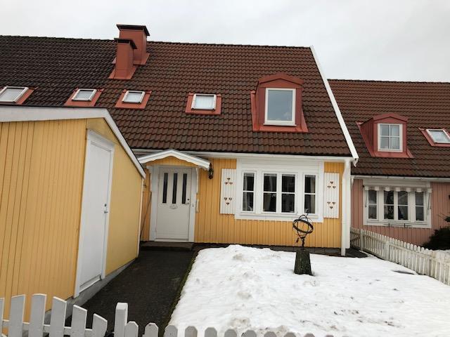 R002 Tusenfotingen 23 Mjölmossevägen 40 Skövde Överlåtelsebesiktning Steg 2 Fastighetsuppgifter Uppdragsgivare Fastighetsbeteckning: Tusenfotingen 23 Namn: Gustaf Viemerö DB Gatuadress: