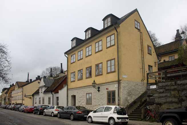 FASTIGHETEN KRONAN 5 BESTÅR AV FLERA ÄLDRE SAMMANSLAGNA TOMTER. HÄR MED VY FRÅN VÄSTER.