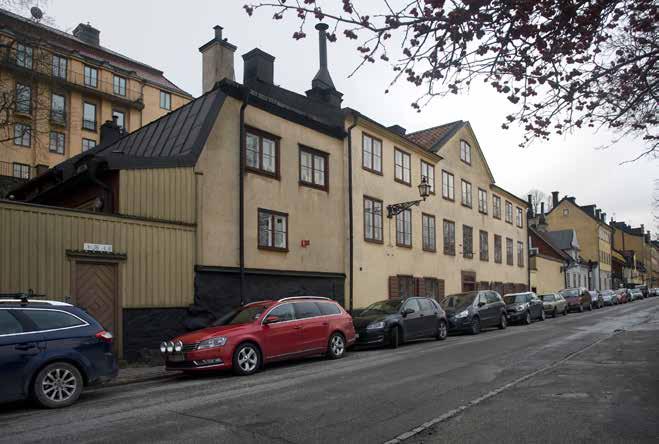 FASTIGHETEN KRONAN 5 BESTÅR AV FLERA ÄLDRE SAMMANSLAGNA TOMTER. HÄR MED VY FRÅN ÖSTER. FOTO: J. MALMBERG entréerna härrör från sent 1800-tal. Ovan gårdsentrén finns ett litet tak av plåt med dekor.
