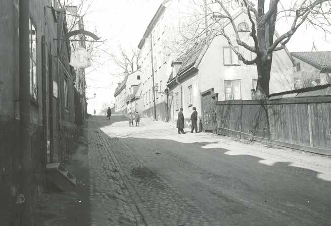 YTTERSTA TVÄRGRÄND NORRUT I BÖRJAN AV 1900-TALET. NUMMER 9 NÄRMAST PÅ HÖGER SIDA. FOTO O ÅKERLIND, SSM FA46679.