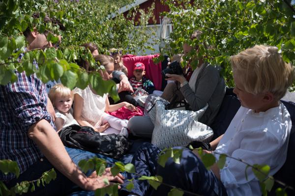 Barnen åkte lövad traktorvagn till det traditionella midsommarfirandet i Rö.