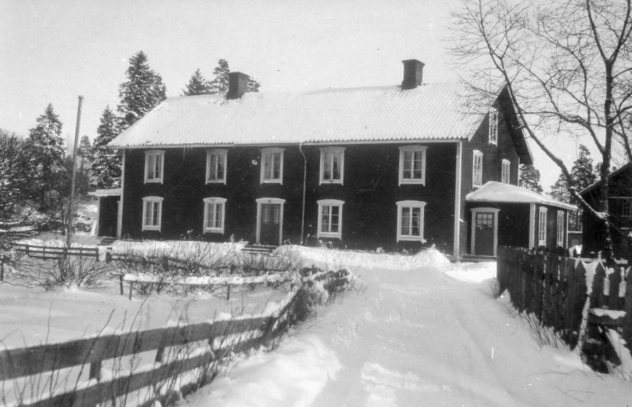 Där var det trångt om utrymmet varför man drog spårbundna vagnar till brädgården som låg där sågen i Orrefors idag har sin verksamhet.