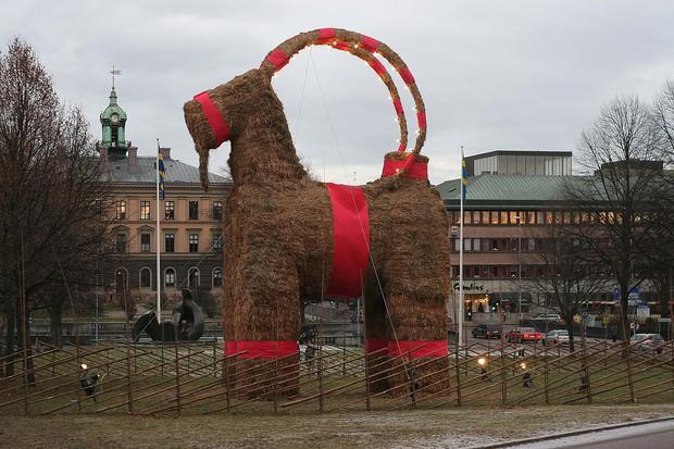 Fria Ord - Fria Bild: Tandgnissle, Tandglese och Julboken Tanngnjost ( den som gnisslar tänder ) och Tanngrisner ( den som har glest mellan tänderna )[1], eller Tandgnissle och Tandglese var i