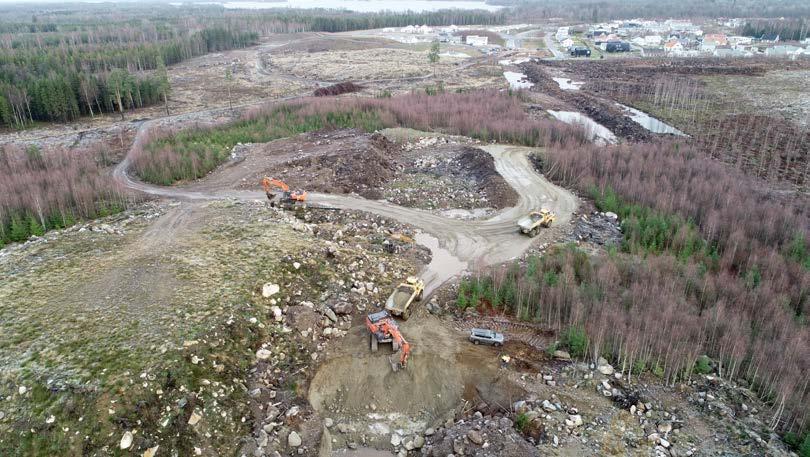 Där pågår markarbetena för att förvandla stenig småländsk skogs- och moränmark till ett blivande bostadsområde med skola och dagis. På plats finns den mäktiga 52-tonnaren, Hitachimaskinen ZX490LCH-6.