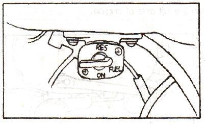1 Stoppknapp En halvcirkel indikerar att tändningen är på och att motorn är redo att startas. Se bilden.