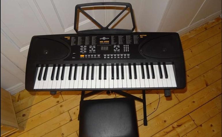 MK 3000 keyboard säljes Peter Kårhammer i Kårabo 070 356 14 94 Bosse Eriksson i Sunnerö 070 290 19 14 Vi är tacksamma för alla bidrag.